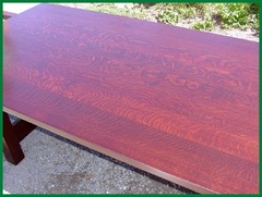 Image of table top showing the excellent hand-selected quarter-sawn white oak wood grain.